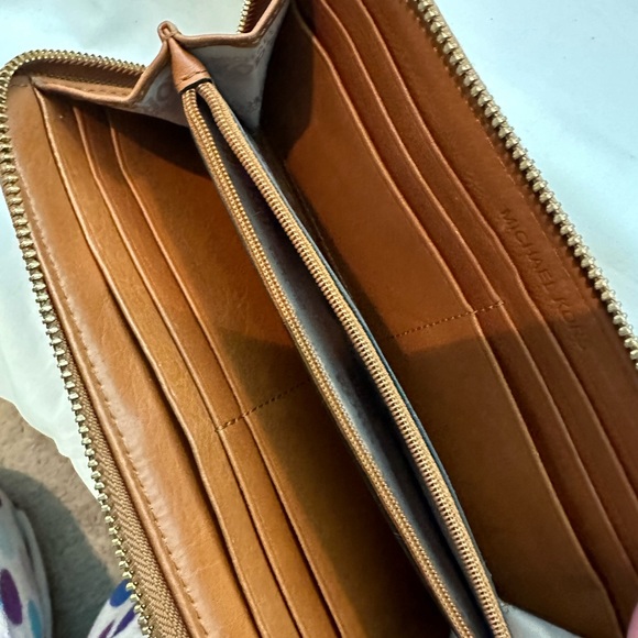 MICHAEL KORS TAN MONOGRAM TOTE 15x9 & ZIP AROUND WALLET - Picture 13 of 16